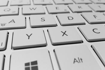 Jaki wzmacniacz audio do komputera? Jak podłączyć wzmacniacz audio i wzmacniacz słuchawkowy do komputera?