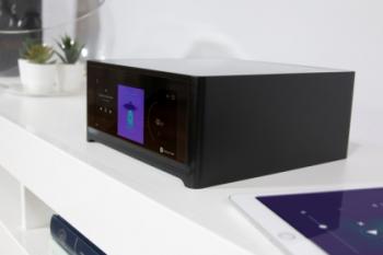 „Kawał solidnego dźwięku w eleganckiej formie” – test NAD M10 V2 na audiostereo.pl