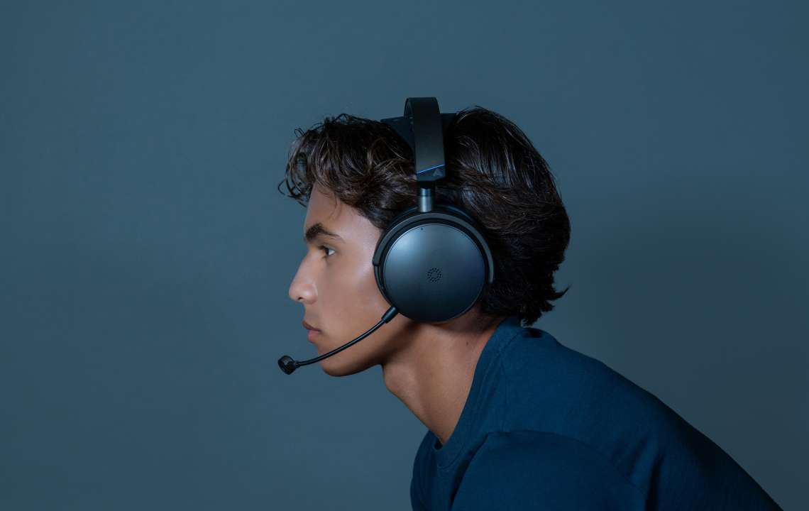 profil młodego mężczyzny, który ma na uszach słuchawki dla graczy Audeze Maxwell 2