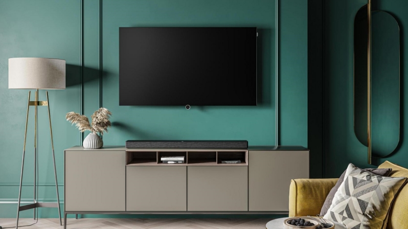 Zastanawiasz się, jaki sprzęt do nagłośnienia telewizora wybrać? Możesz np. podłączyć głośniki aktywne lub soundbar, który powinien wykorzystywać powyższe rozwiązania.